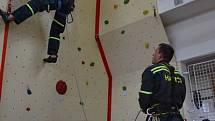 Nová lezecká stěna pro sportovní i technické lezení byla včera otevřena v požární stanici v Táboře. Cvičit na ní budou profesionální i dobrovolní hasiči.