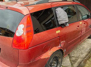 Kriminalisté odhalili dvojici zlodějů z Táborska. Domovní prohlídka. Odcizené auto.