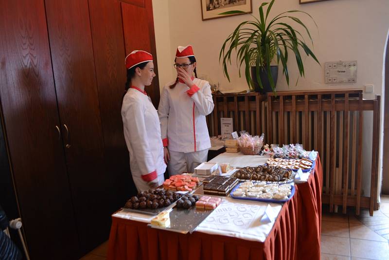 Na předzahrádce restaurace Beseda na Žižkově náměstí v Táboře se od sobotního rána rozvoněla hned celá řada dobrot: jitrnice, ovar, tlačenka a další vybrané zabijačkové lahůdky.