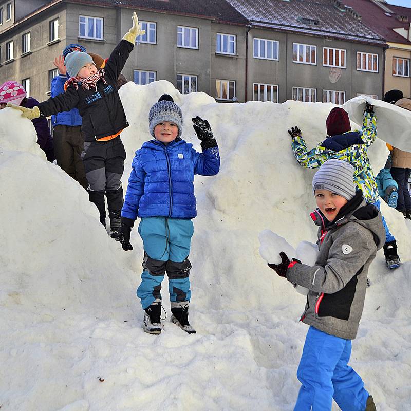 Loni Tábor pořídil dětem sníh na náměstí poprvé.