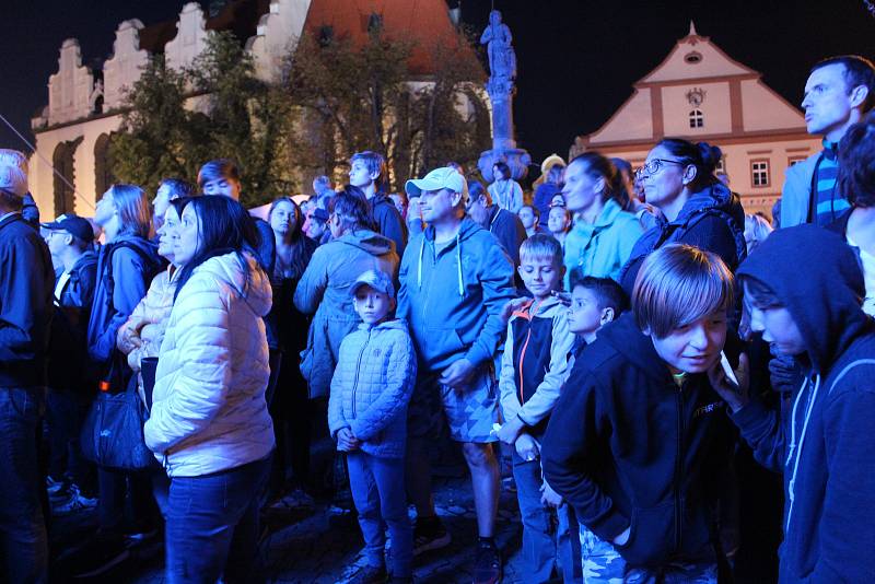 Tata Bojs v sobotu roztančili Žižkovo náměstí.