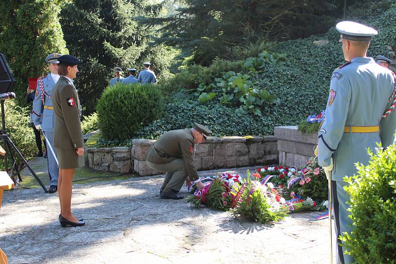 Výročí 71 let od úmrtí druhého československého prezidenta Edvarda Beneše připomenul pietní akt, který se konal v úterý od 11 hodin u Benešova hrobu v Sezimově Ústí.