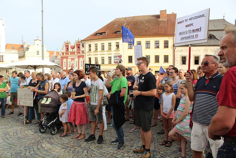 Na demonstraci proti Andreji Babišovi dorazily na táborské Žižkovo náměstí přibližně necelé čtyři stovky lidí.