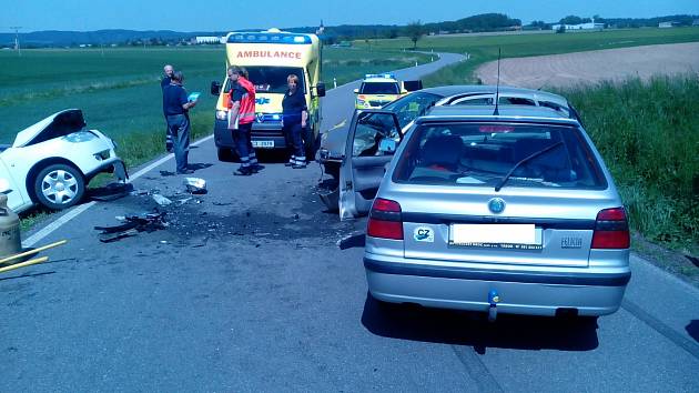 SRÁŽKA. Na klikaté komunikaci u Turovce policisté vyšetřovali srážku tří aut. Zasahovali i hasiči a zdravotníci. 