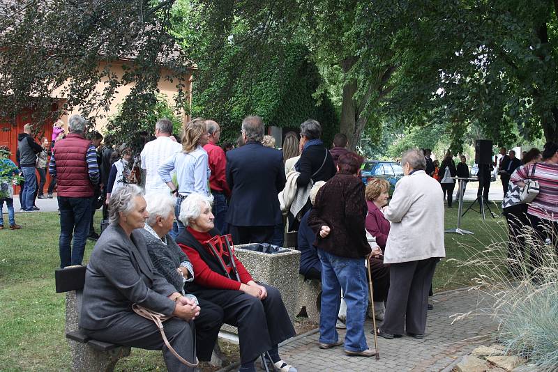 Slavnost odhalení busty dirigenta Karla Ančerla (+ 1973) v rodných Tučapech na Soběslavsku.