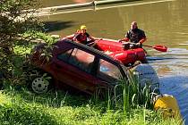 V Táboře sjelo auto do Lužnice, řidiče se podařilo zachránit, auto o něco později vyprostit.