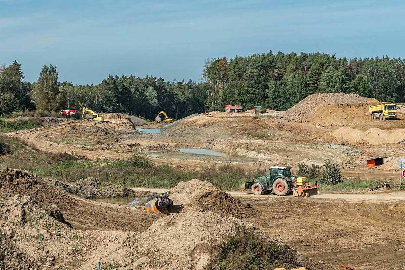 Výstavba nové devítikilometrové přeložky na IV. koridoru mezi Soběslaví a Doubím v režii trojice firem Strabag, Eurovia a Metrostav po roce od zahájení pokročila.