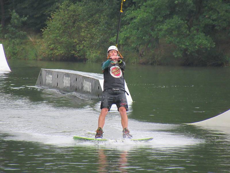 Kemp Karvánky mezi Soběslaví a Veselím nad Lužnicí hostil v sobotu 15. srpna již popáté závodníky na wakeboardech a wakeskatech.