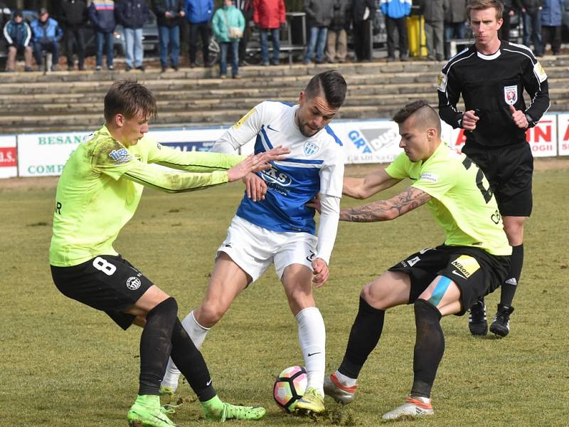 Aleš Nešický mezi libereckými Graiciarem a Obročníkem: Táborsko - Liberec v dohrávce Mol Cupu 1:3.