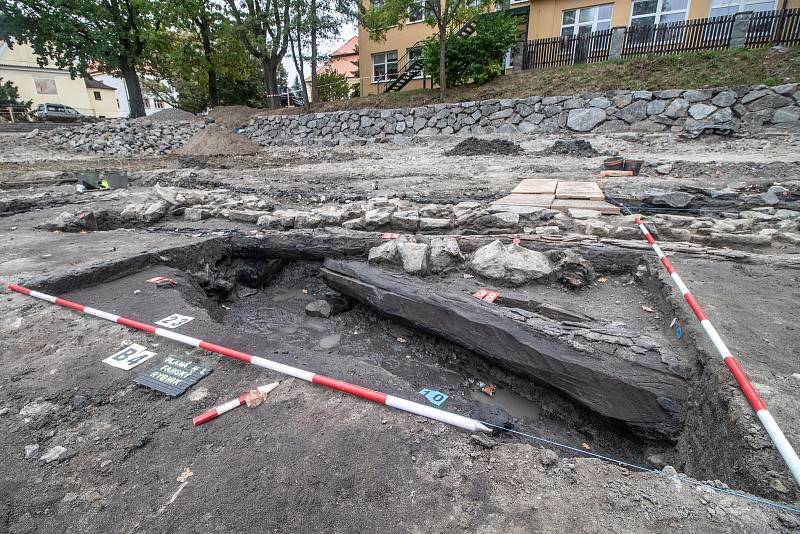 Tým archeologů Husitského muzea v Táboře na dně Farského rybníka v Plané nad Lužnicí pracuje již od srpna. foto: archiv Husitského muzea