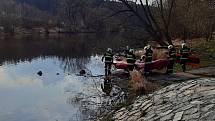 K zásahu k jezu na řece Lužnici vyrazili jak táborští profesionální hasiči tak dobrovolní hasiči z Plané nad Lužnicí.