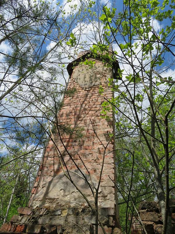V Turoveckém lese nedaleko Košic na Táborsku je jediným pozůstatkem po vyhlazené vesnici Strakačov stejnojmenná vyhořelá hájovna.