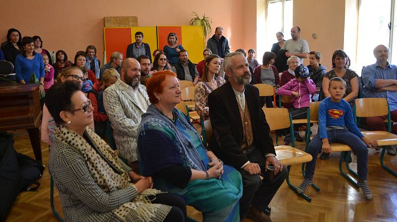 Slavnostní otevření waldorfské základky v Ratibořských Horách provázel zpěv i hojná účast.