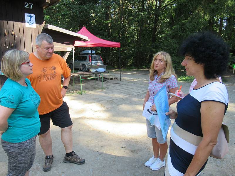 Letní Tábor v Borovanech Balloon club navštívily ve čtvrtek 13. srpna ředitelka českobudějovické hygieny Květoslava Kotrbová a hygieničky Marie Nosková a Romana Fürstová. Táborové zařízení nad Borovanským mlýnem absolvovalo důkladnou kontrolu bez poskvrny