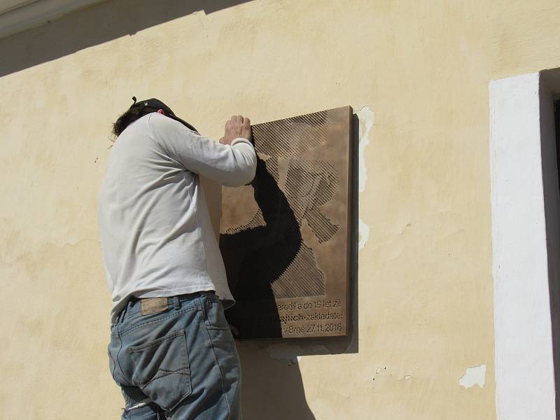 Malíř a grafik se narodil v domě číslo popisné 40 v rodině panského kováře. Nyní ho zdobí jako vzpomínka pamětní deska s jeho portrétem od sochaře Martina Skalického.