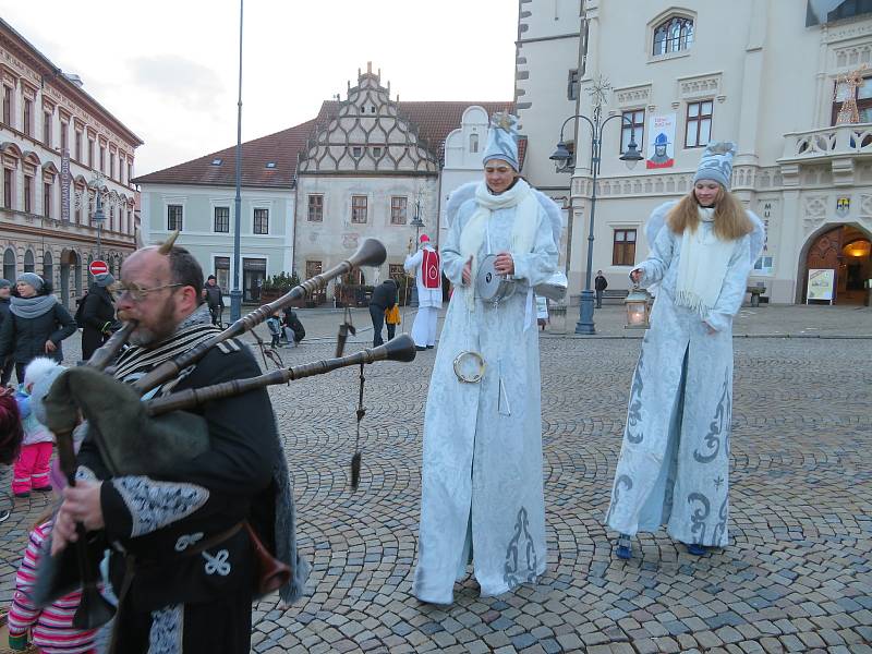 Mikulášská nadílka na Žižkově náměstí v Táboře v neděli 5. prosince.