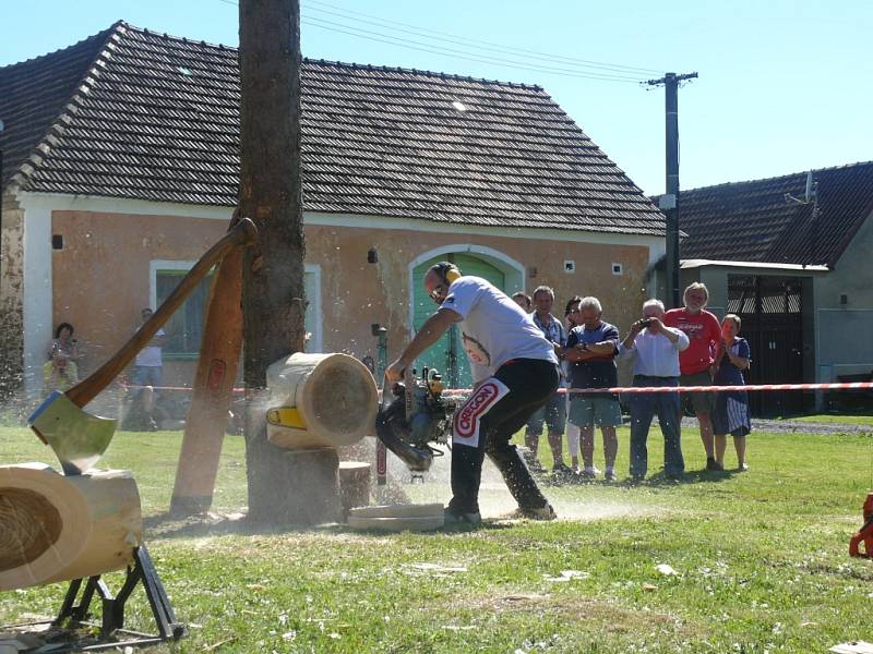 Ve Zlukově se setkali rodáci a měli i dřevorubeckou show