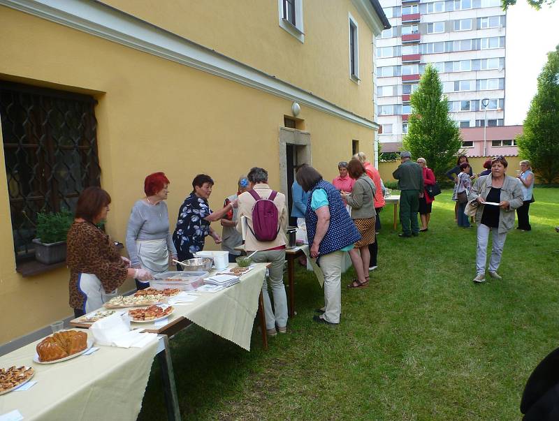 Program začal v knihovně prohlídkou výstavy z činnosti Klubu Plánských Dam a pokračoval přednáškou Mgr. Jakuba Rychtara o strávnících středověku. Poté byli účastníci pozváni na historicko-kulinářskou procházku a knihovnice měly pro každou ze sedmi zastáve