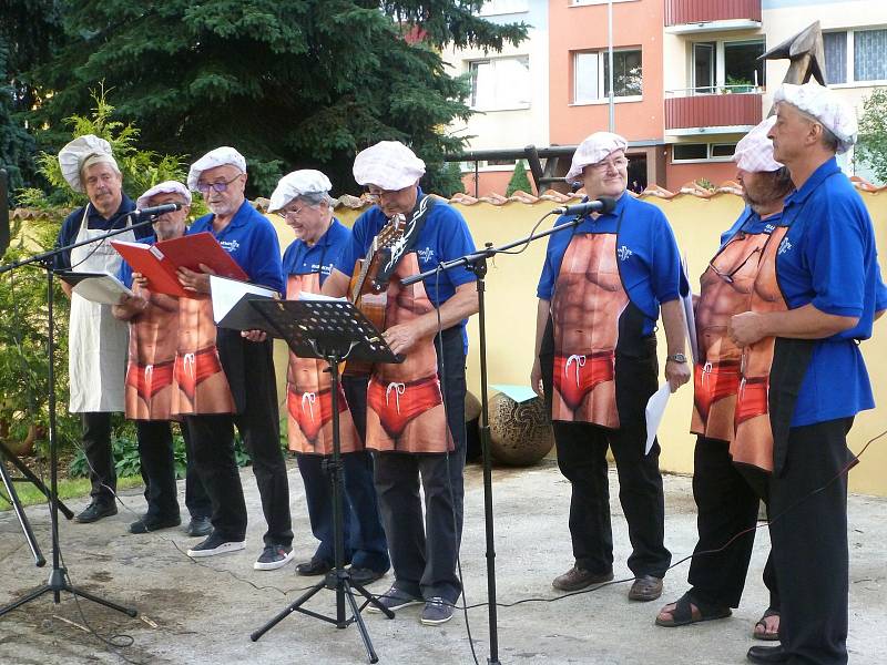 Program začal v knihovně prohlídkou výstavy z činnosti Klubu Plánských Dam a pokračoval přednáškou Mgr. Jakuba Rychtara o strávnících středověku. Poté byli účastníci pozváni na historicko-kulinářskou procházku a knihovnice měly pro každou ze sedmi zastáve