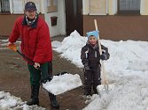  S odklízením sněhu nemají plné ruce práce jen silničáři, ale i obyvatelé měst a obcí se starají o chodníky před domy. Práce se stává nemilou rutinou, zatímco děti si ji užívají. 
