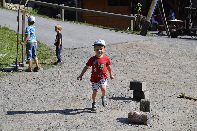 Návštěvníci Housova mlýnu od středy do neděle sledovali, jak zkušení řezbáři vdechovali život dřevu.