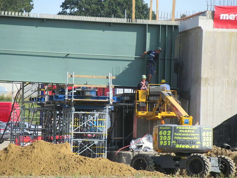 Za stanicí Soběslav vzniká Zvěrotický tunel, který bude ve finále měřit 370 metrů. Na něj navazuje přemostění komunikace ve směru na Sedlečko. Estakádu vytvoří celkem 27 mostních polí.