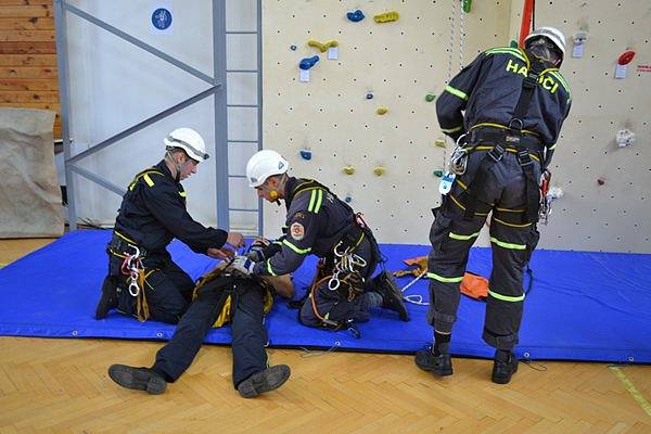 Nová lezecká stěna pro sportovní i technické lezení byla včera otevřena v požární stanici v Táboře. Cvičit na ní budou profesionální i dobrovolní hasiči.