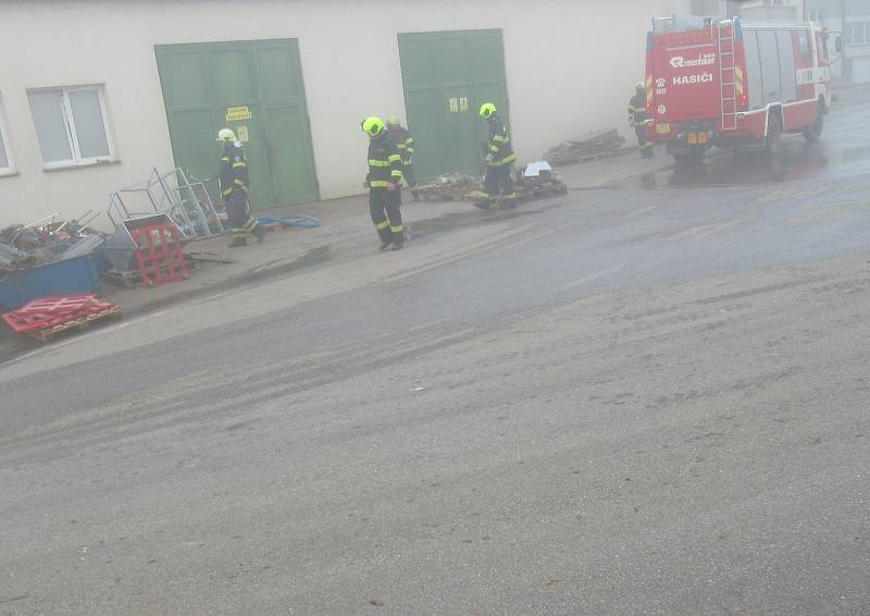 Druhý stupeň požárního poplachu byl vyhlášen v pátek odpoledne při požáru v Choustníku. Na místě zasahovali profesionálové ze Soběslavi a Tábora a dobrovolní hasiči z Plané nad Lužnicí, Choustníku, Tučap, Chýnova a Deštné.