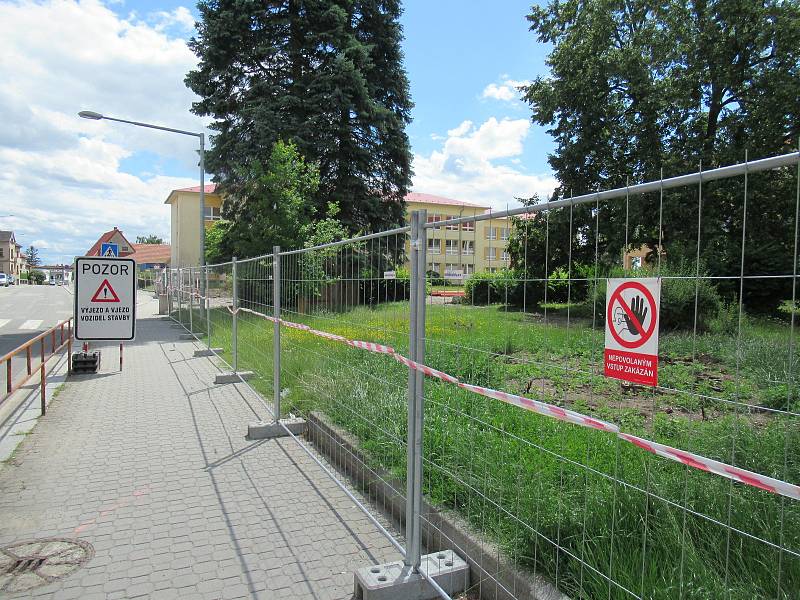 Cílem projektu revitalizace předprostoru základní školy a gymnázia v Soběslavi je zvýšit bezpečnost dopravy, rekonstrukce veřejného osvětlení, odvodnění ploch a realizace sadových úprav.