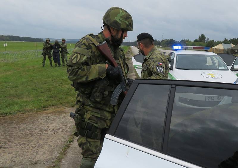 Protiletadlový raketový pluk Strakonice a civilní zálohy cvičily na bechyňské základně vedení boje se vzdušným protivníkem včetně zásahu proti demonstrantům útočícím na jejich techniku.