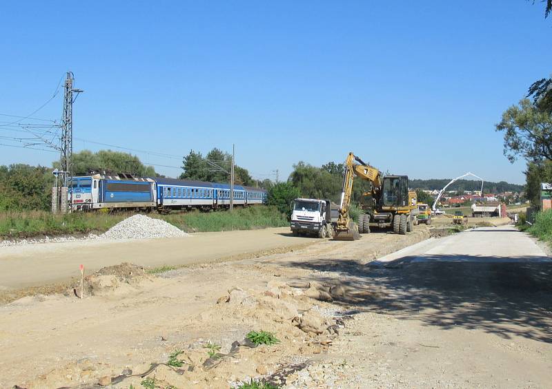 Za stanicí Soběslav vzniká Zvěrotický tunel, který bude ve finále měřit 370 metrů. Na něj navazuje přemostění komunikace ve směru na Sedlečko. Estakádu vytvoří celkem 27 mostních polí.