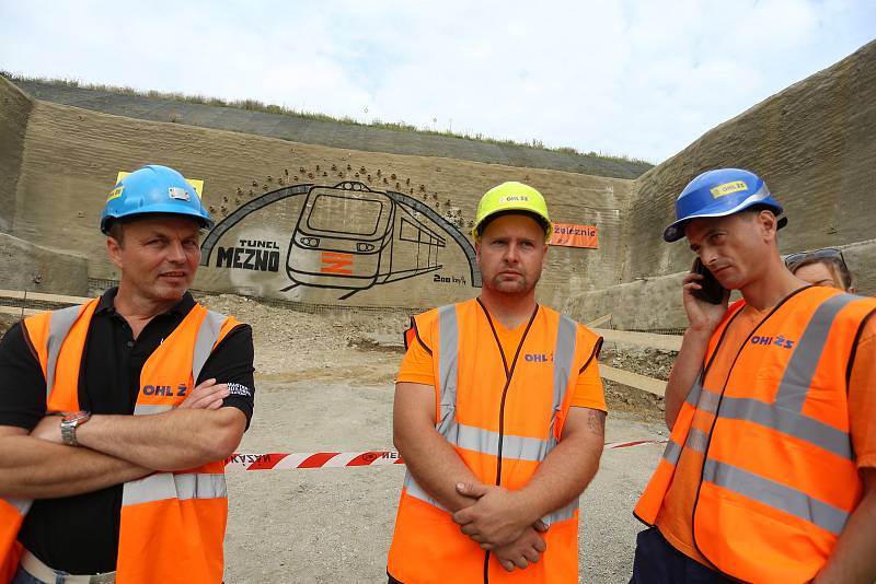 Slavnostní dorážka tunelu se v Mezně na Benešovsku konala v pátek 14. srpna. Akce se zúčastnil i místopředseda vlády České republiky, ministr průmyslu a obchodu a ministr dopravy v jedné osobě, Karel Havlíček.