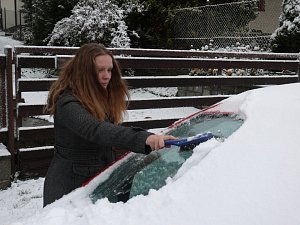 Každý kdo chtěl v sobotu někam vyjet, musel vyrazit alespoň o čtvrt hodiny dříve. Ze sněhové nadílky nebyla nadšená ani Veronika Hotová (na snímku).