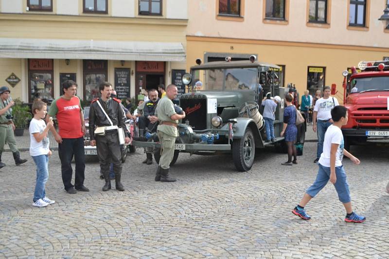 Sobotní čelkovická jízda veteránů končila na táborském Žižkově náměstí. 