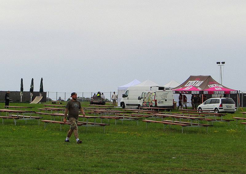 Na letišti Aeroklubu Tábor v lokalitě Čápův dvůr ve čtvrtek 7. července odpoledne panoval čilý pracovní ruch. Chystá se 16. ročník festivalu Mighty Sounds.