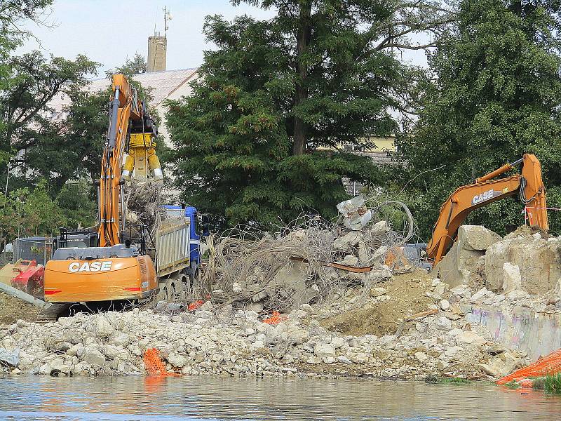 Demolice mostu v Plané přes řeku Lužnici v září 2022.