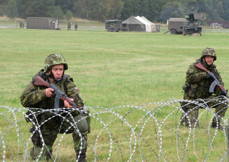 Protiletadlový raketový pluk Strakonice a civilní zálohy cvičily na bechyňské základně vedení boje se vzdušným protivníkem včetně zásahu proti demonstrantům útočícím na jejich techniku.