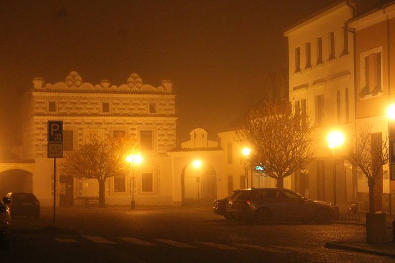 Ulice ve Veselí nad Lužnicí jsou po 21. hodině v době nouzového stavu prázdné.