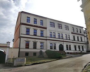 Základní škola v Mladé Vožici se dočká zpomalení dopravního provozu ve své těsné blízkosti.