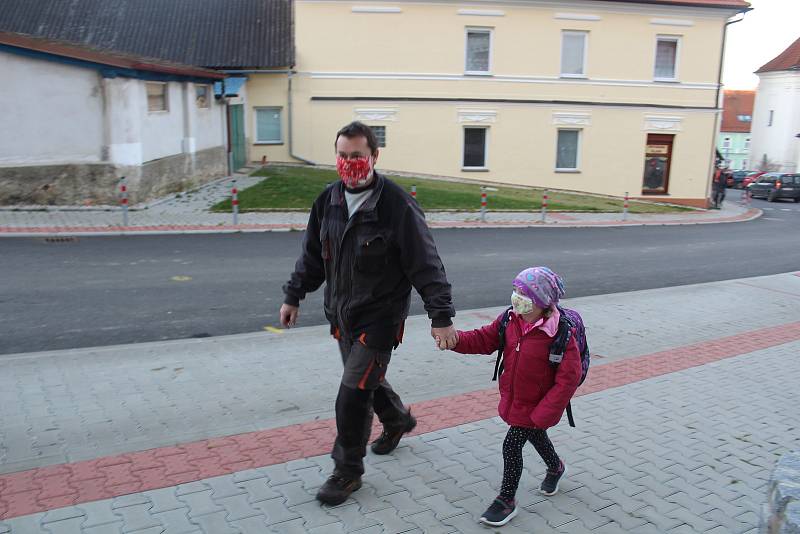 Školáci prvních a druhých tříd jsou zpět, dočkala se jich i ZŠ Mladá Vožice.