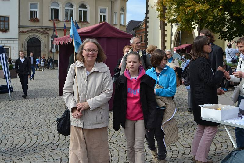 Celodiecézní pouť v sobotu vyvrcholila mariánským průvodem ze Žižkova náměstí starou poutní cestou na Klokoty.