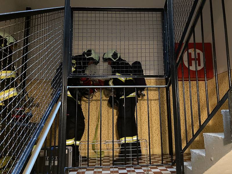 Profesionální hasiči v Táboře při taktickém cvičení prověřovali nový postup při likvidaci požáru ve výškové budově.