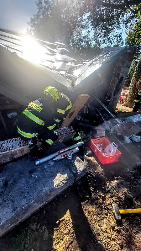 Hasiči již dva dny zasahují v Borotíně na Táborsku, kde se zřítila střecha garáže.