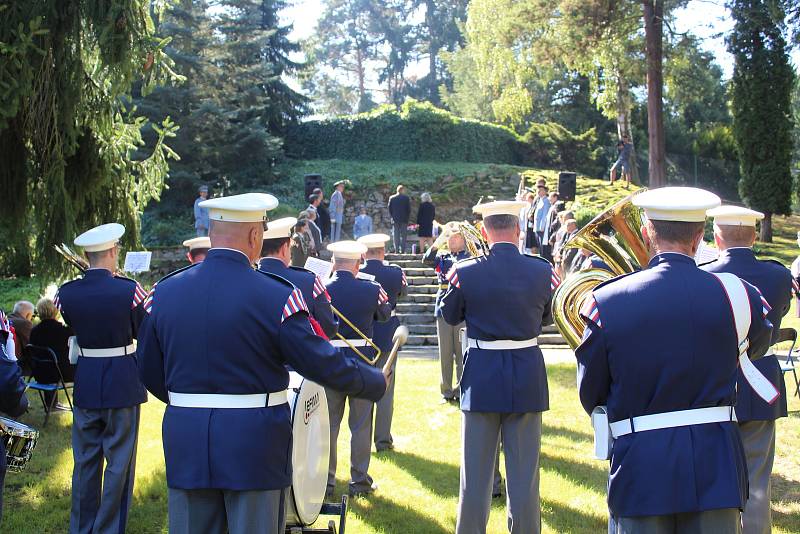 Výročí 71 let od úmrtí druhého československého prezidenta Edvarda Beneše připomenul pietní akt, který se konal v úterý od 11 hodin u Benešova hrobu v Sezimově Ústí.