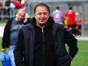 Jan Klimek, trenér FC MAS Táborska B, může být se startem divizní fotbalové soutěže zatím spokojen. V premiérové sezóně  zatím drží neporazitelnost .