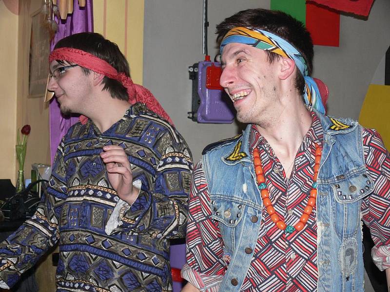 Kostýmy na Hippie party v Aux Café nikdo nepodcenil