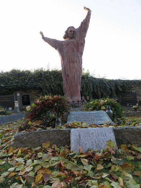 O předdušičkovém víkendu na hřbitovy napříč krajem proudí davy lidí. Na snímcích Chýnov a Tábor.