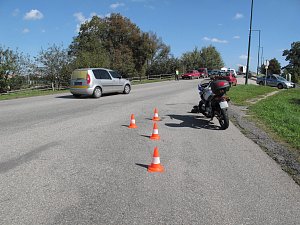 Na nájezdu do Sezimova Ústí II došlo ke srážce motocyklisty s chodkyní.