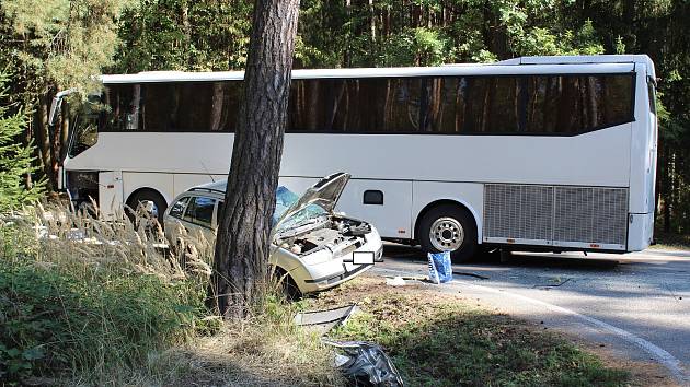 Tragická dopravní nehoda autobusu a osobního vozidla ve čtvrtek odpoledne zastavila provoz na křižovatce mezi obcemi Vrážná, Jeníčkova Lhota, Hlinice a místní části Tábora Čekanice.
