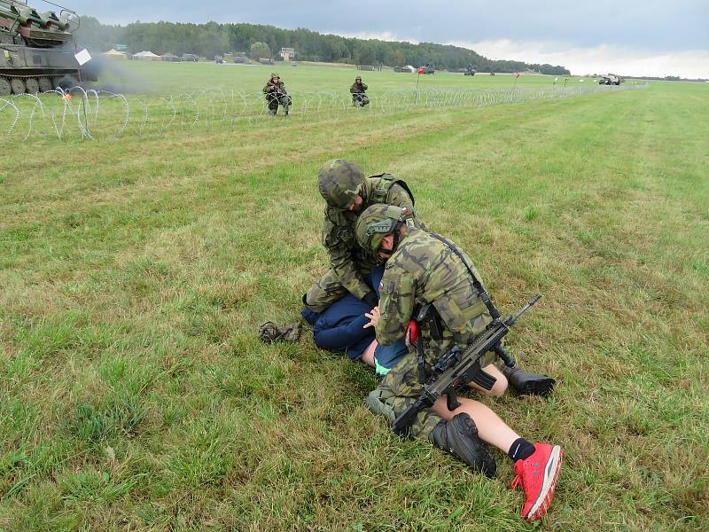 Protiletadlový raketový pluk Strakonice a civilní zálohy cvičily na bechyňské základně vedení boje se vzdušným protivníkem včetně zásahu proti demonstrantům útočícím na jejich techniku.